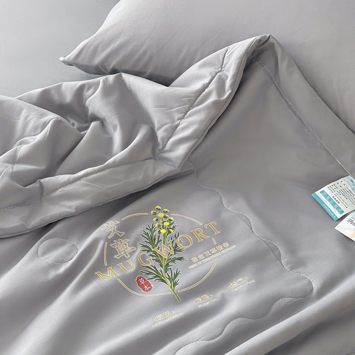 91家纺网 家纺一手货源 找家纺 易展家居 2026新款水洗棉艾草精华烫画款夏被 草本物语-灰色