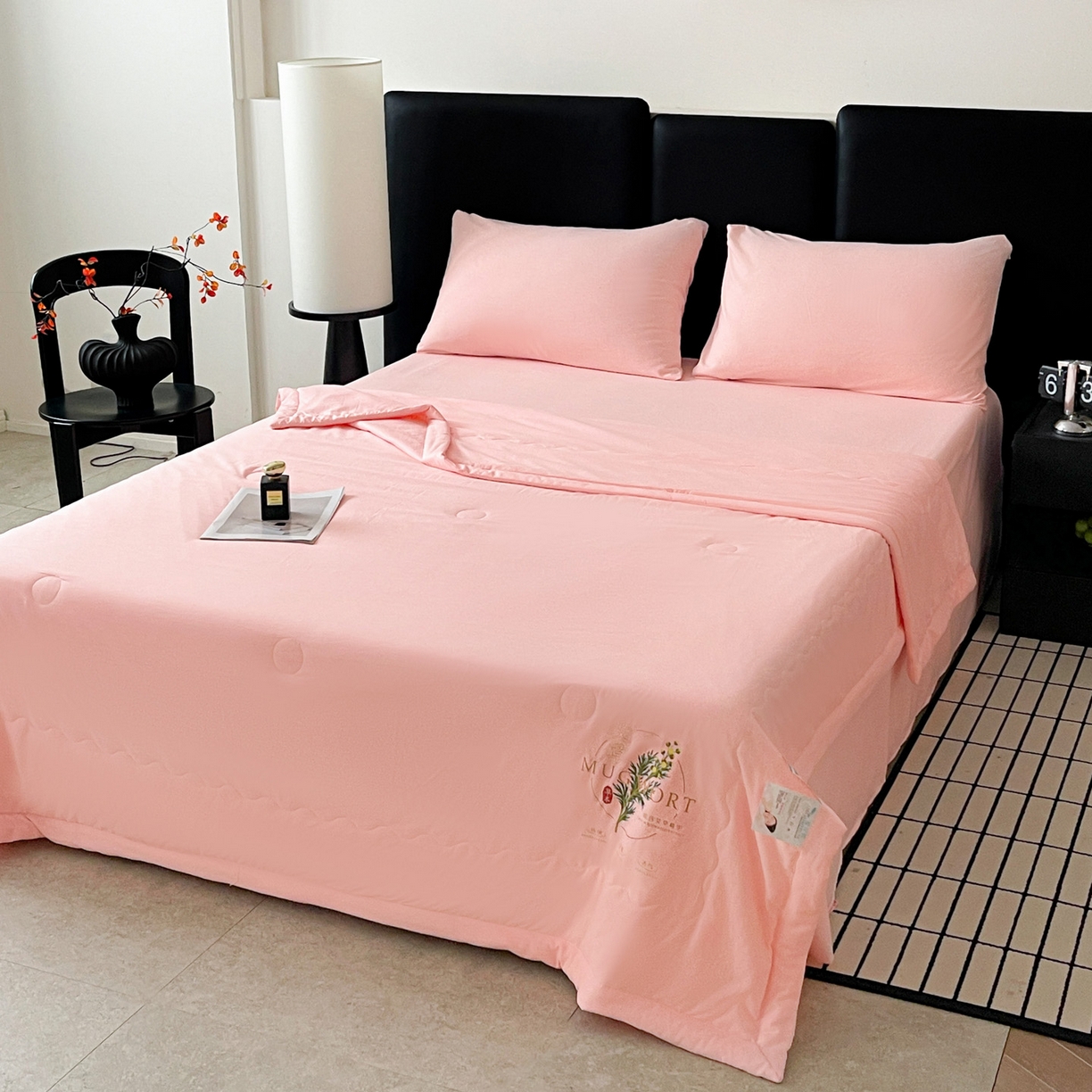 91家纺网 家纺一手货源 找家纺 易展家居 2026新款水洗棉艾草精华烫画款夏被 草本物语-粉色