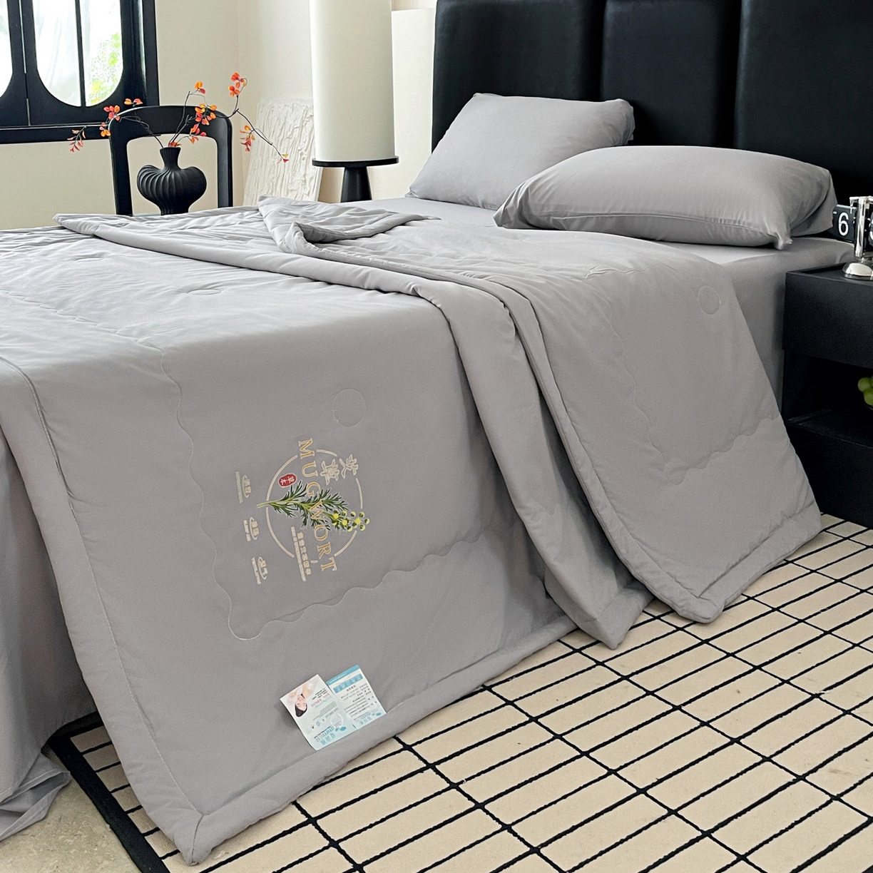 91家纺网 家纺一手货源 找家纺 易展家居 2026新款水洗棉艾草精华烫画款夏被 草本物语-灰色