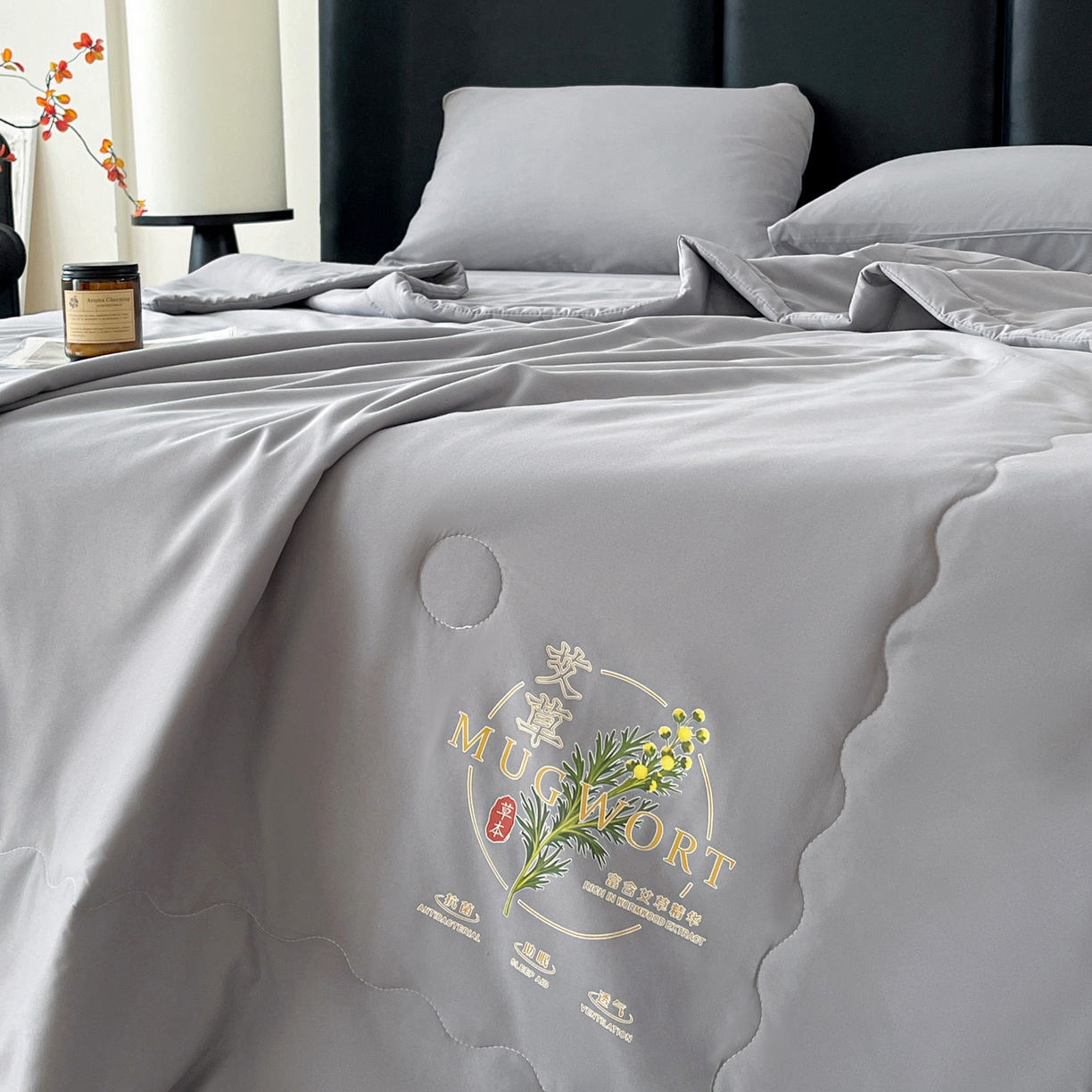 91家纺网 家纺一手货源 找家纺 易展家居 2026新款水洗棉艾草精华烫画款夏被 草本物语-灰色