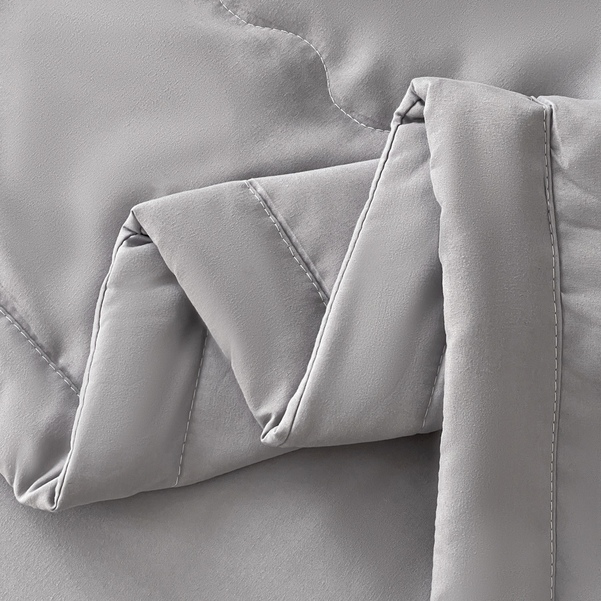 91家纺网 家纺一手货源 找家纺 易展家居 2026新款水洗棉艾草精华烫画款夏被 草本物语-灰色