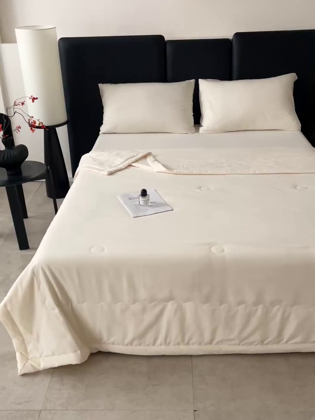 91家纺网 家纺一手货源 找家纺 易展家居 2026新款水洗棉艾草精华烫画款夏被 草本物语-浅黄