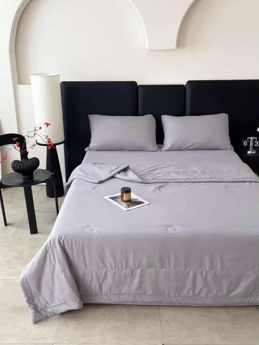 91家纺网 家纺一手货源 找家纺 易展家居 2026新款水洗棉艾草精华烫画款夏被 草本物语-灰色