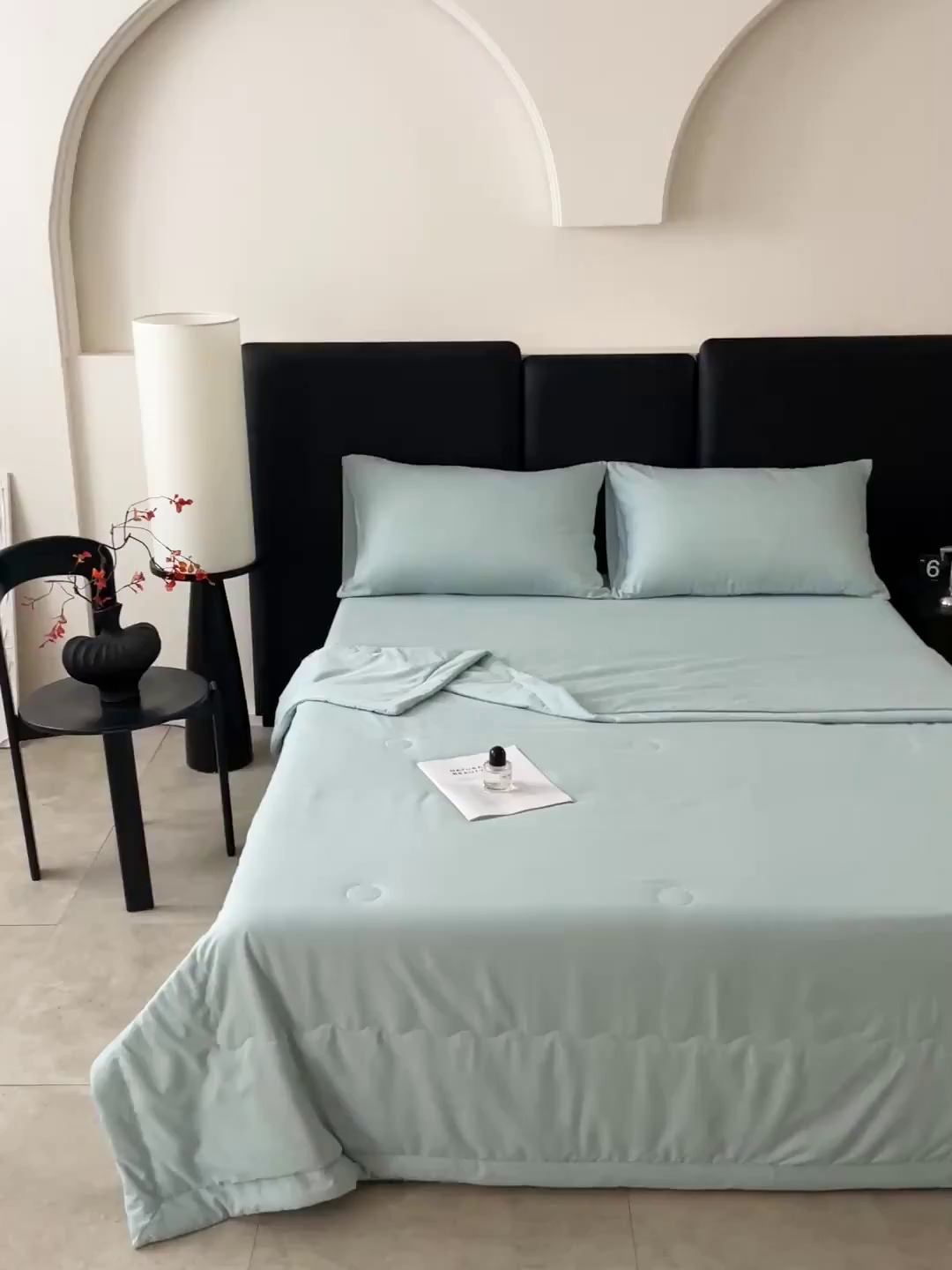 91家纺网 家纺一手货源 找家纺 易展家居 2026新款水洗棉艾草精华烫画款夏被 草本物语-青色