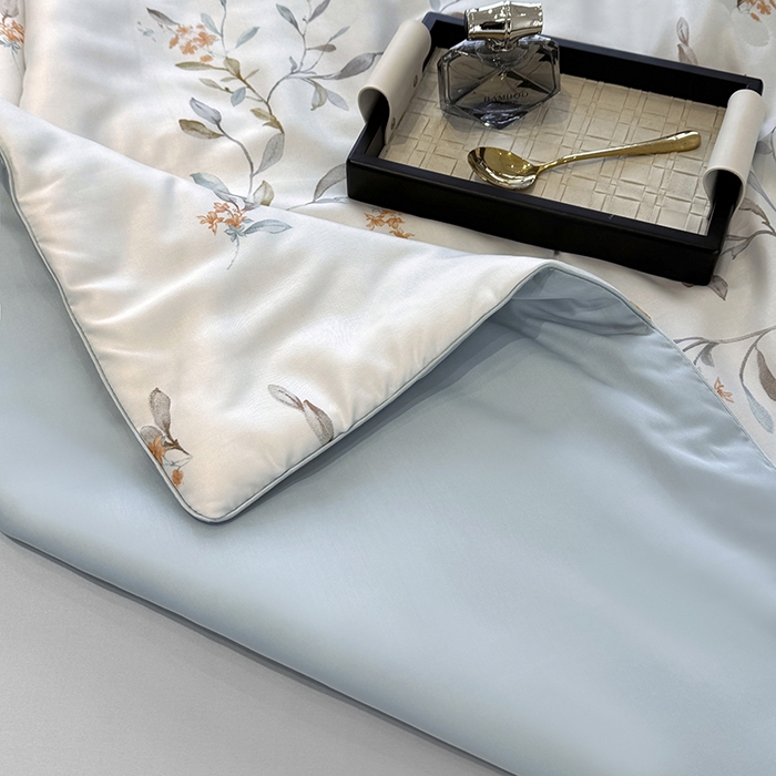 91家纺网 家纺一手货源 找家纺 宜家坊 2026春夏新款莱赛尔天丝夏被嵌绳款数码印花单夏被夏被四件套 清雅