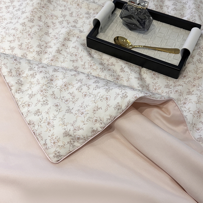 91家纺网 家纺一手货源 找家纺 宜家坊 2026春夏新款莱赛尔天丝夏被嵌绳款数码印花单夏被夏被四件套 溪涧花