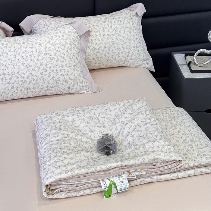 91家纺网 家纺一手货源 找家纺 宜家坊 2026春夏新款莱赛尔天丝夏被嵌绳款数码印花单夏被夏被四件套 溪涧花