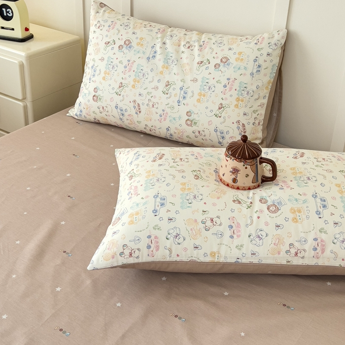 91家纺网 家纺一手货源 找家纺 金丝鸟家纺 2026新款全棉纯棉斜纹特价款四件套 车旅童话