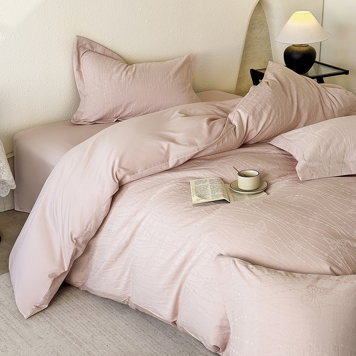 91家纺网 家纺一手货源 找家纺 宜家坊 2026新款全棉60S长绒棉立体厚织提花四件套及单品 蝶梦-唯美粉