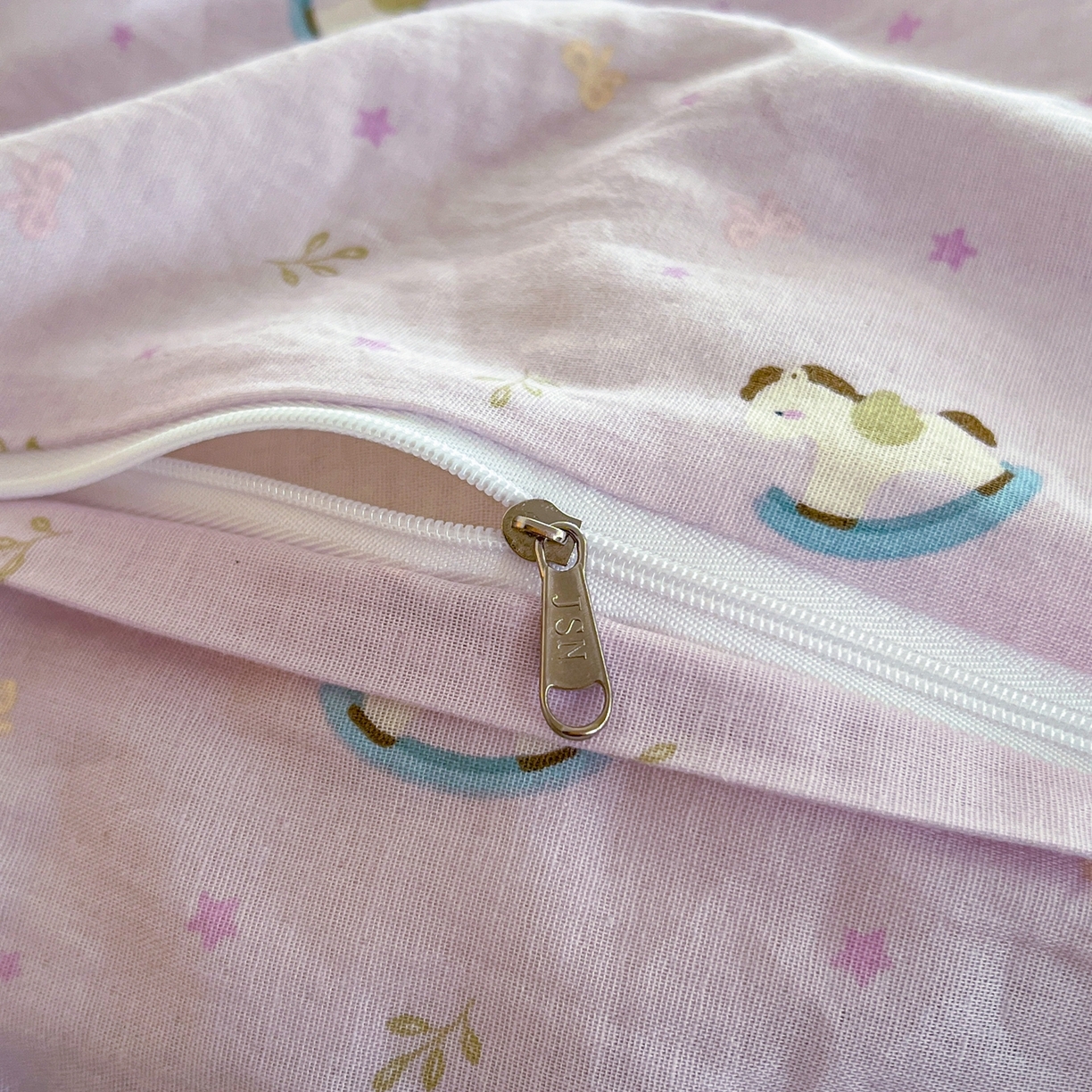 91家纺网 家纺一手货源 找家纺 金丝鸟家纺 2026新款全棉纯棉双层纱贝壳边款四件套 宝妮乐园 紫