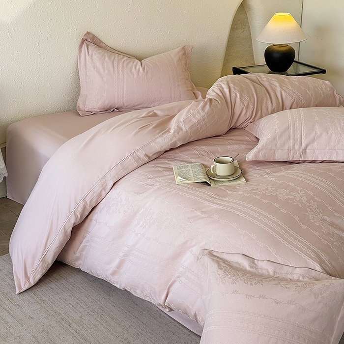 91家纺网 家纺一手货源 找家纺 宜家坊 2026新款全棉60S长绒棉立体厚织提花四件套及单品 花漾甜心-唯美粉