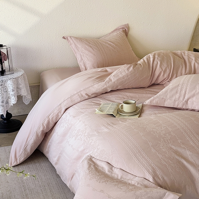 91家纺网 家纺一手货源 找家纺 宜家坊 2026新款全棉60S长绒棉立体厚织提花四件套及单品 花漾甜心-唯美粉