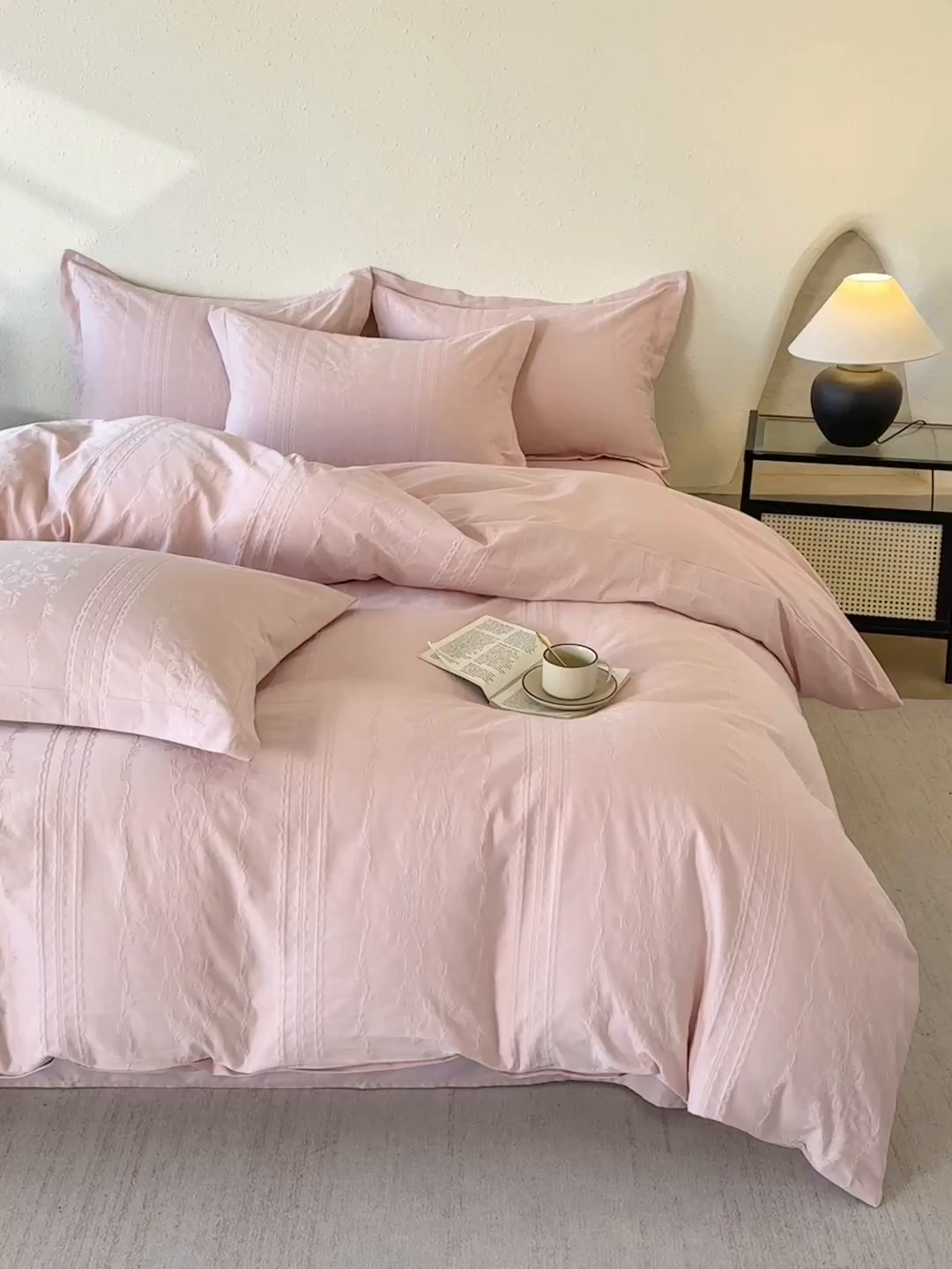 91家纺网 家纺一手货源 找家纺 宜家坊 2026新款全棉60S长绒棉立体厚织提花四件套及单品 花漾甜心-唯美粉