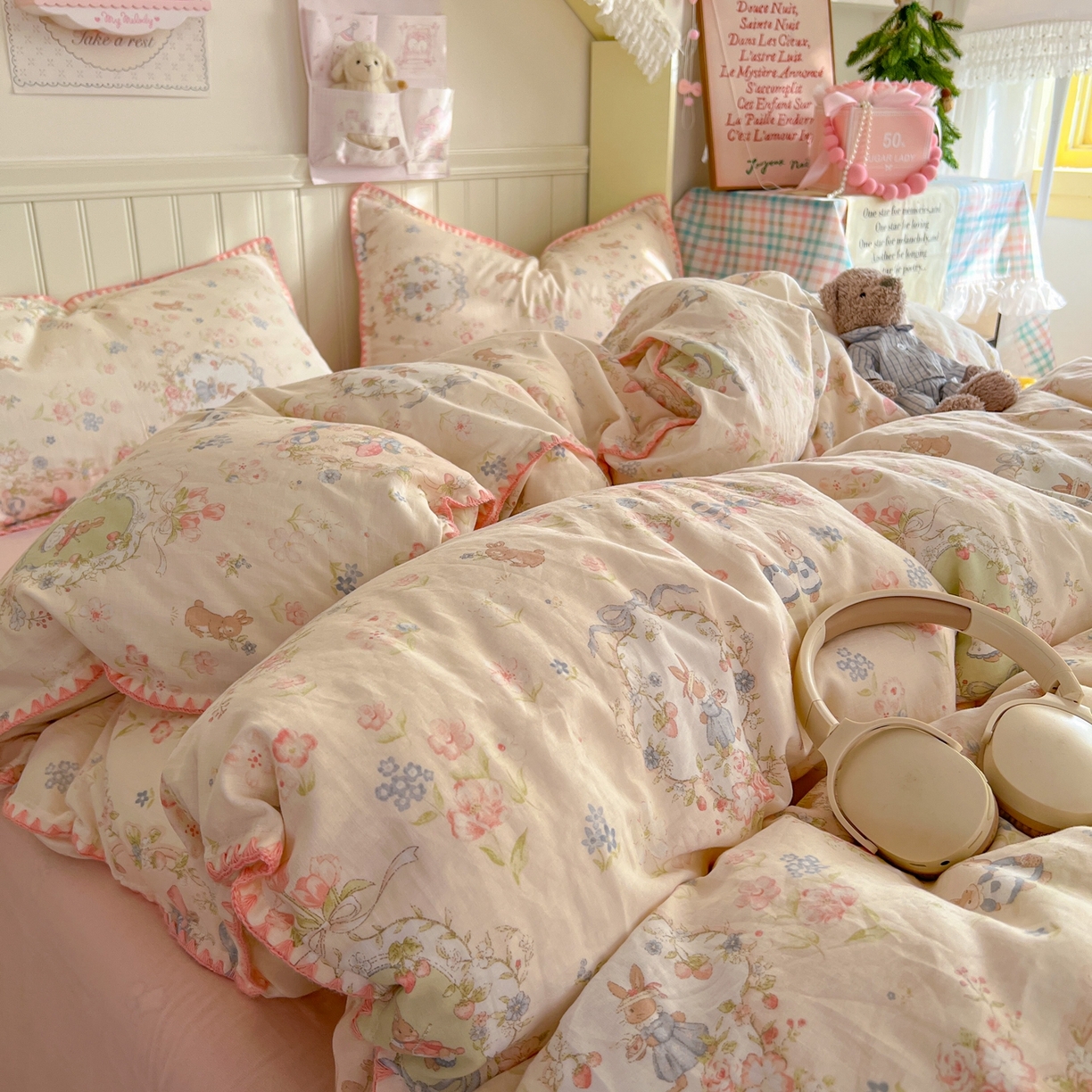 91家纺网 家纺一手货源 找家纺 金丝鸟家纺 2026新款全棉纯棉双层纱贝壳边款四件套 花镜布偶