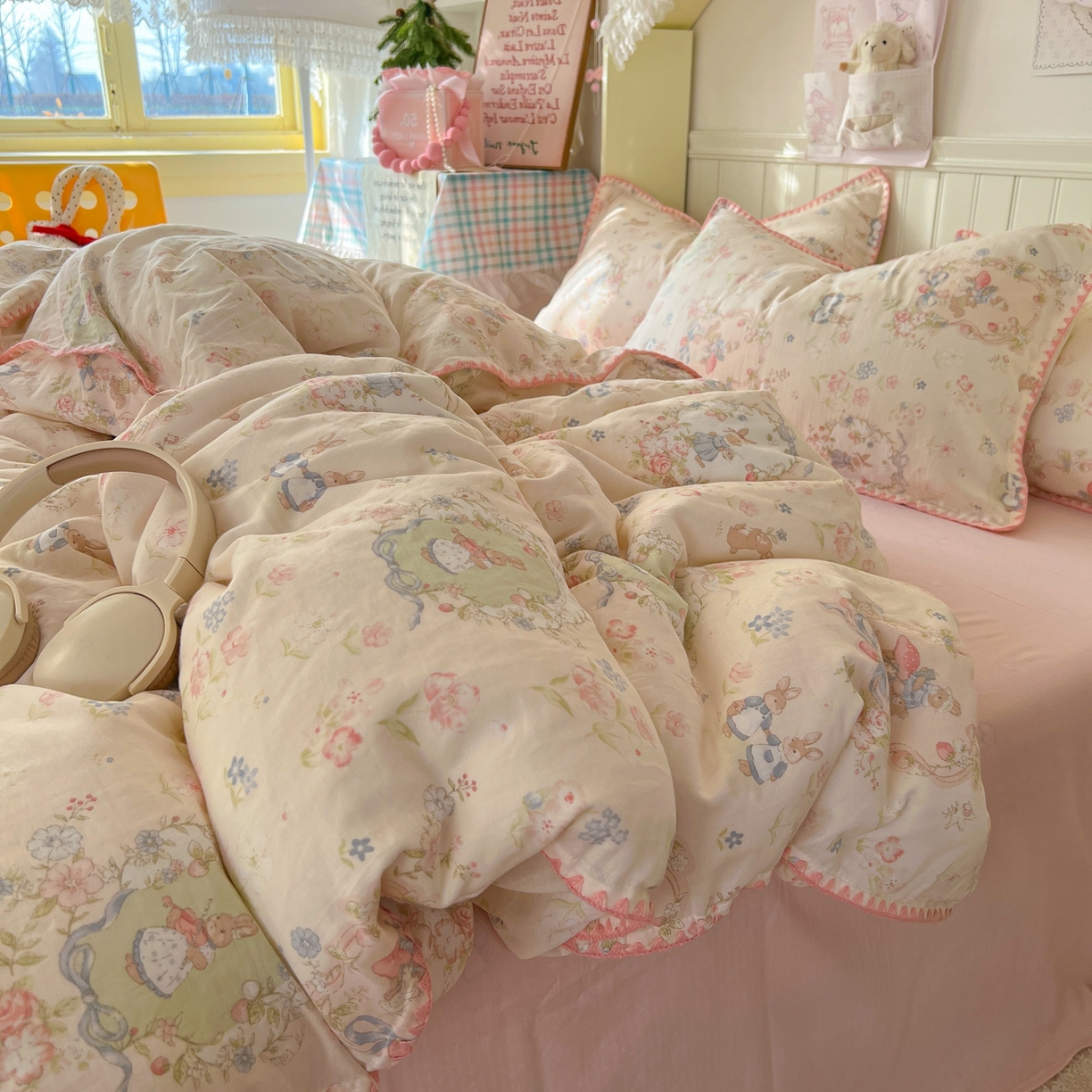 91家纺网 家纺一手货源 找家纺 金丝鸟家纺 2026新款全棉纯棉双层纱贝壳边款四件套 花镜布偶