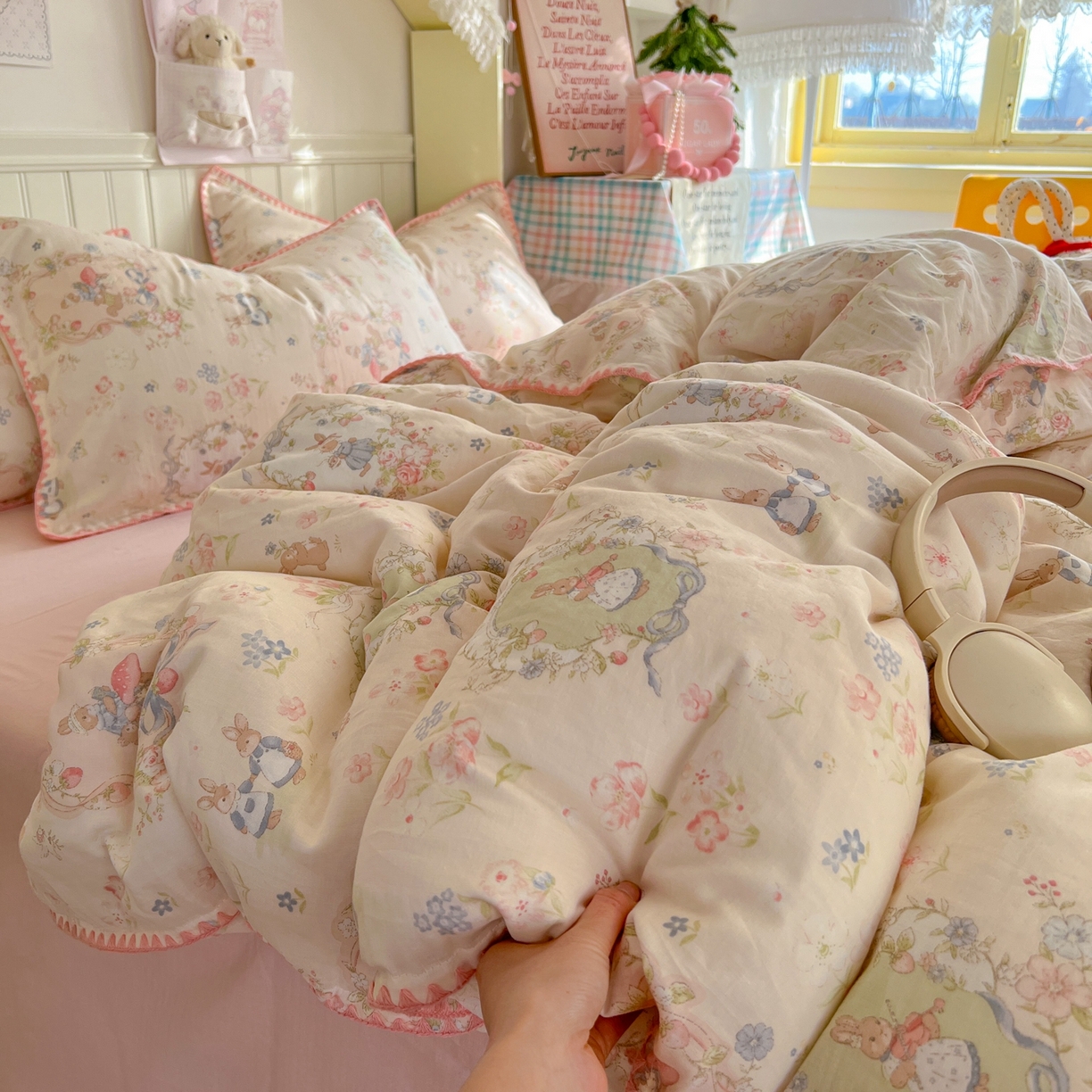 91家纺网 家纺一手货源 找家纺 金丝鸟家纺 2026新款全棉纯棉双层纱贝壳边款四件套 花镜布偶