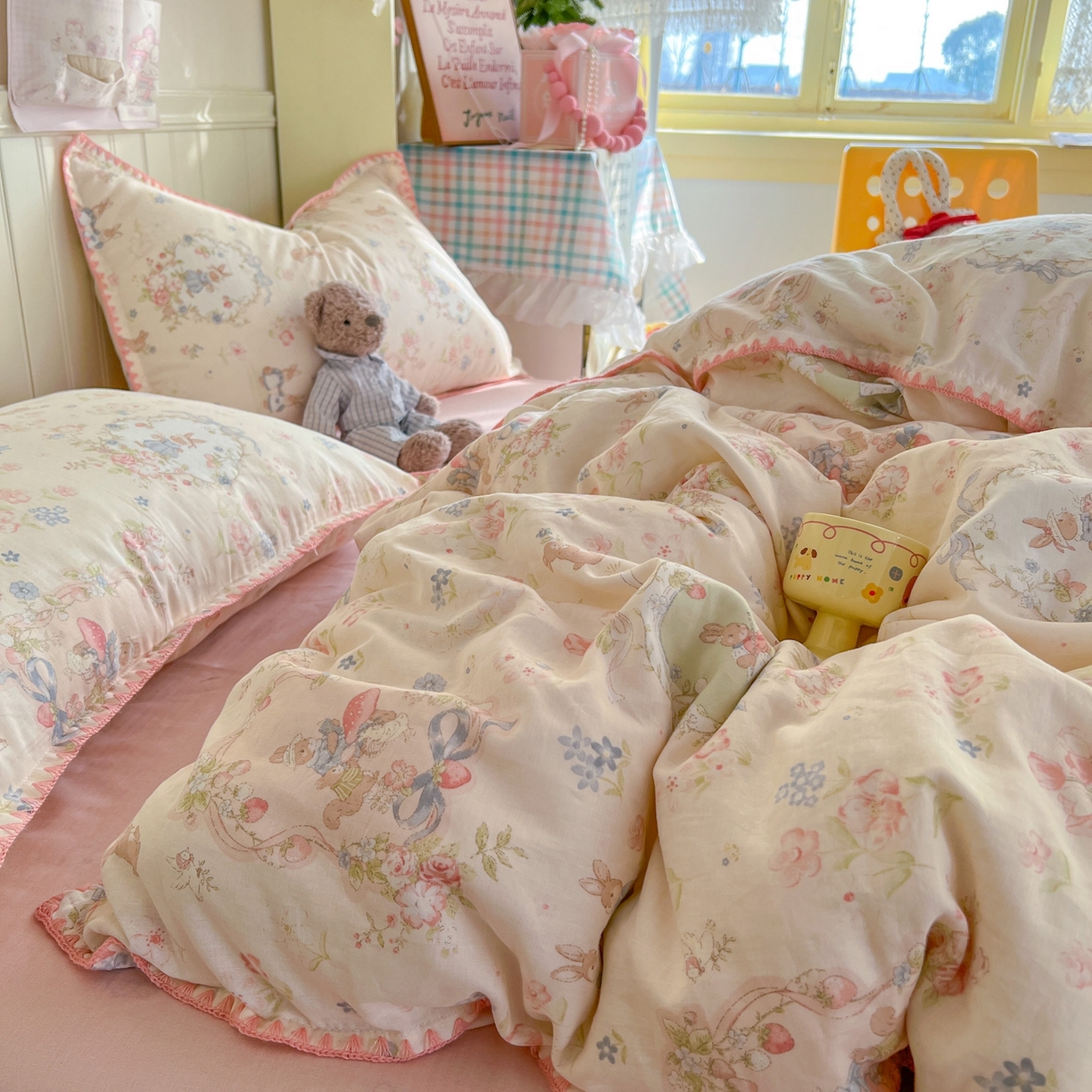 91家纺网 家纺一手货源 找家纺 金丝鸟家纺 2026新款全棉纯棉双层纱贝壳边款四件套 花镜布偶