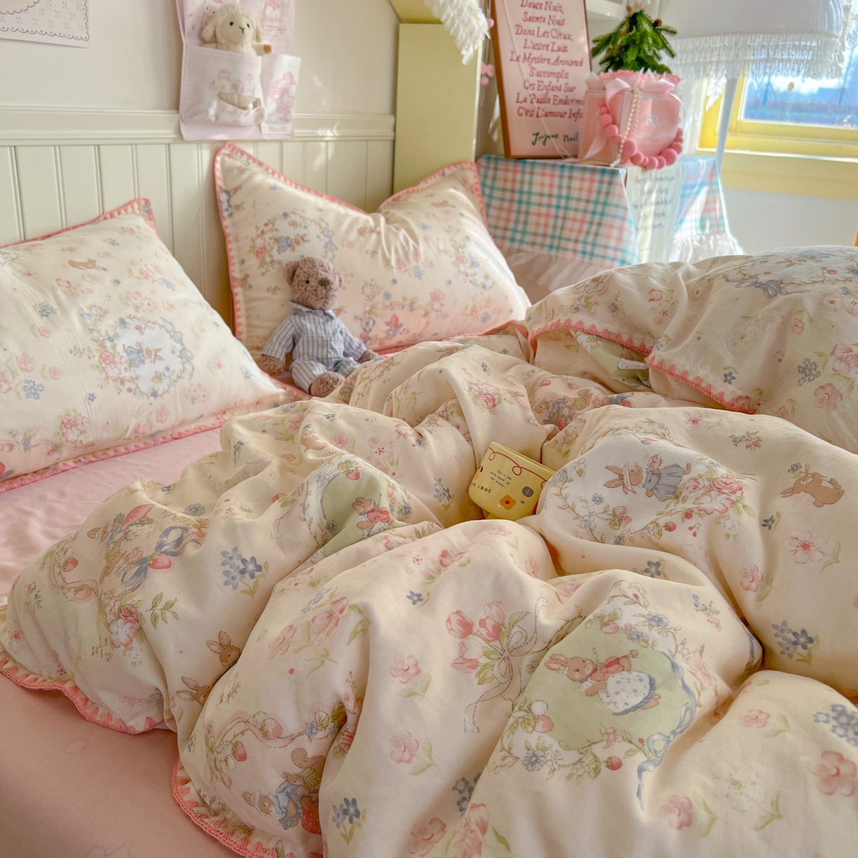 91家纺网 家纺一手货源 找家纺 金丝鸟家纺 2026新款全棉纯棉双层纱贝壳边款四件套 花镜布偶