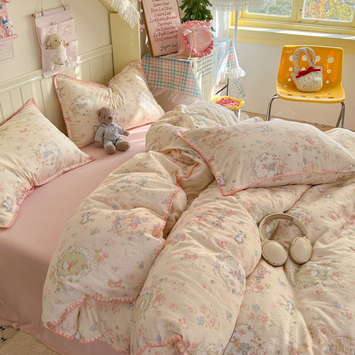 91家纺网 家纺一手货源 找家纺 金丝鸟家纺 2026新款全棉纯棉双层纱贝壳边款四件套 花镜布偶