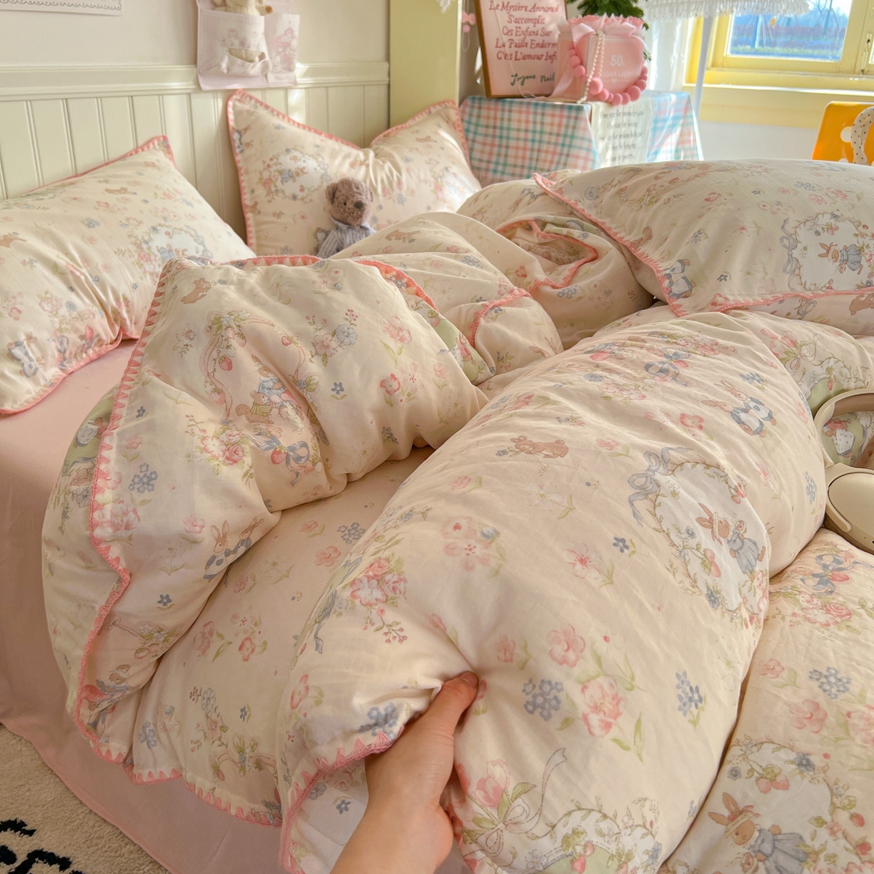 91家纺网 家纺一手货源 找家纺 金丝鸟家纺 2026新款全棉纯棉双层纱贝壳边款四件套 花镜布偶