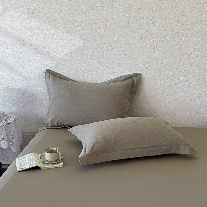 91家纺网 家纺一手货源 找家纺 宜家坊 2026新款全棉60S长绒棉立体厚织提花四件套及单品 克拉拉-金属灰