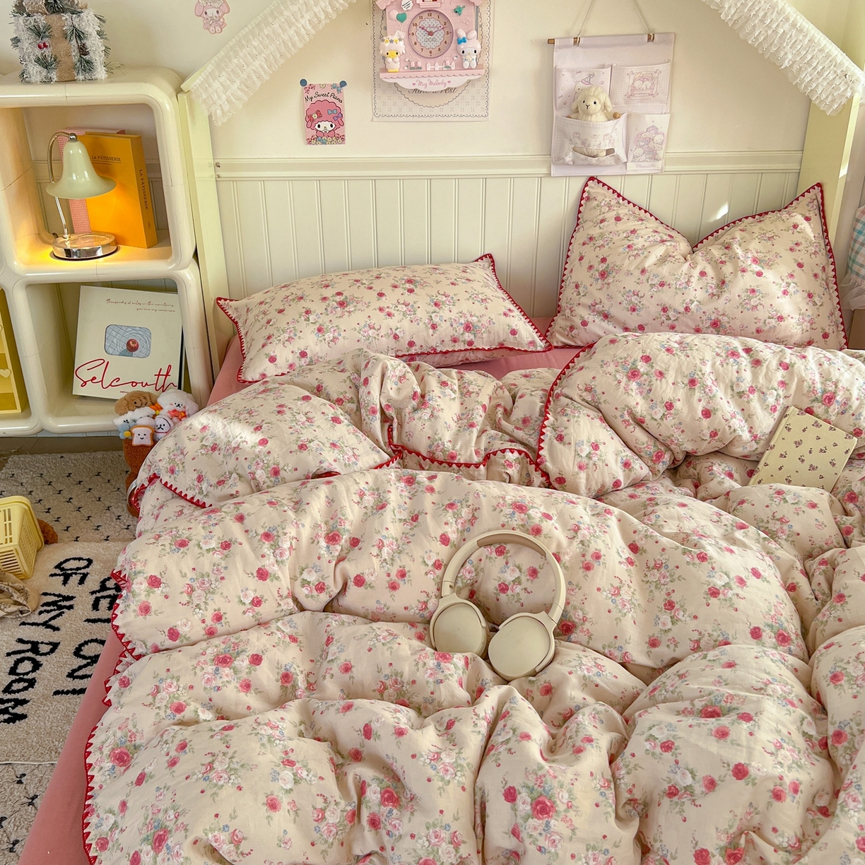 91家纺网 家纺一手货源 找家纺 金丝鸟家纺 2026新款全棉纯棉双层纱贝壳边款四件套 花田漫步 红