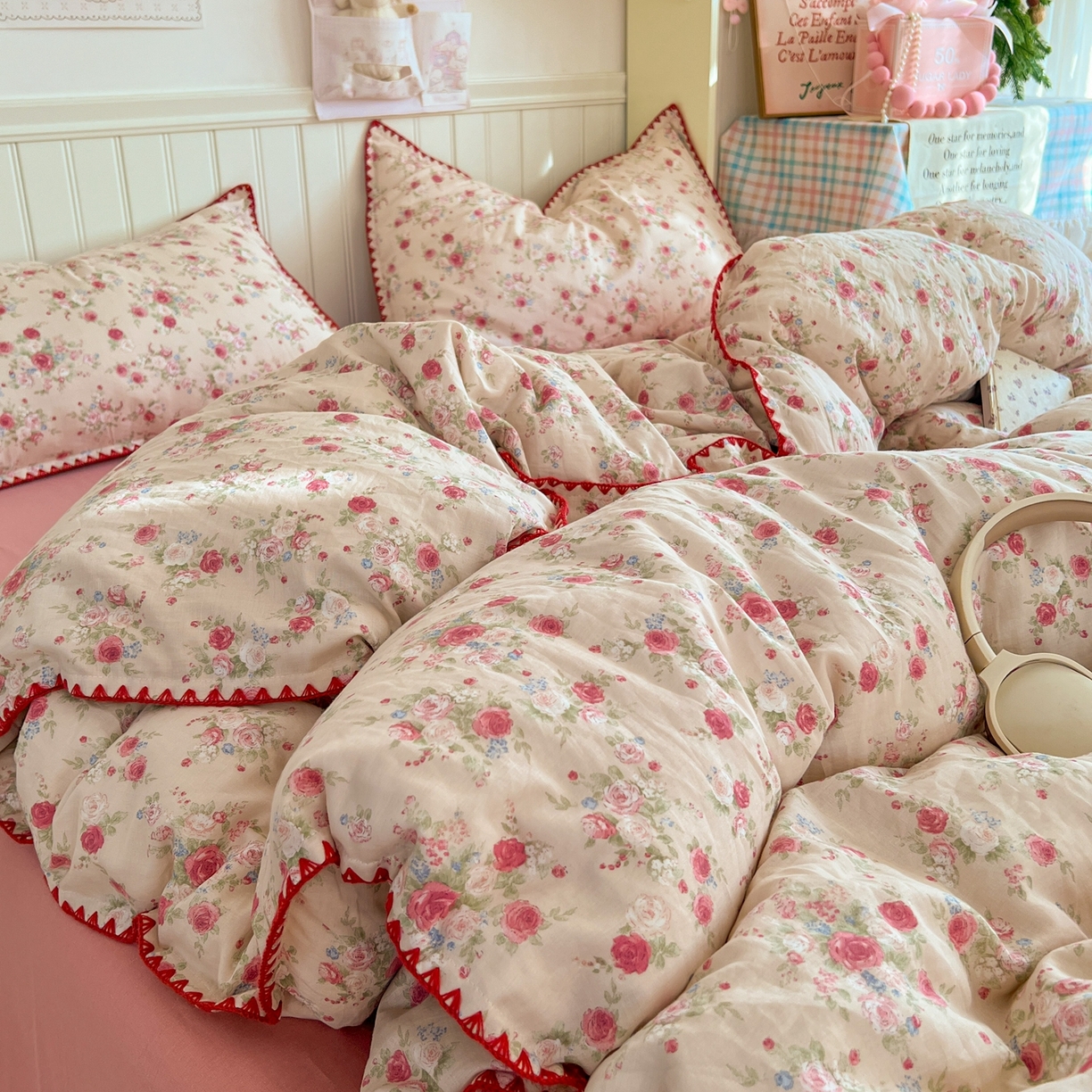 91家纺网 家纺一手货源 找家纺 金丝鸟家纺 2026新款全棉纯棉双层纱贝壳边款四件套 花田漫步 红