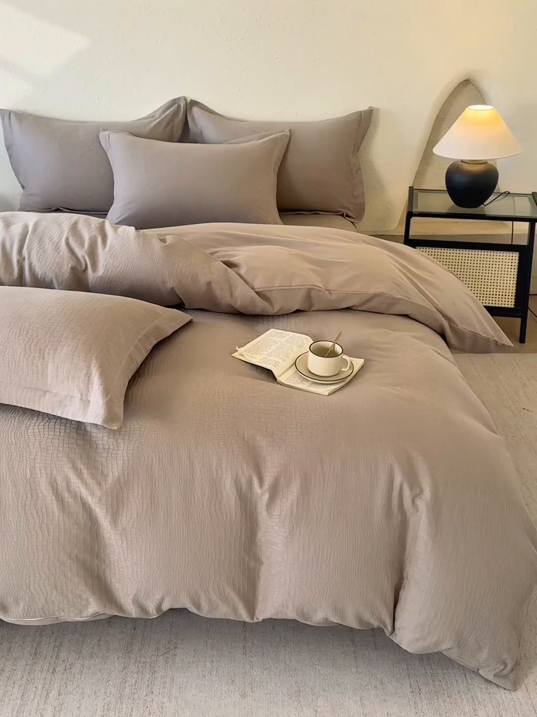 91家纺网 家纺一手货源 找家纺 宜家坊 2026新款全棉60S长绒棉立体厚织提花四件套及单品 克拉拉-金属灰