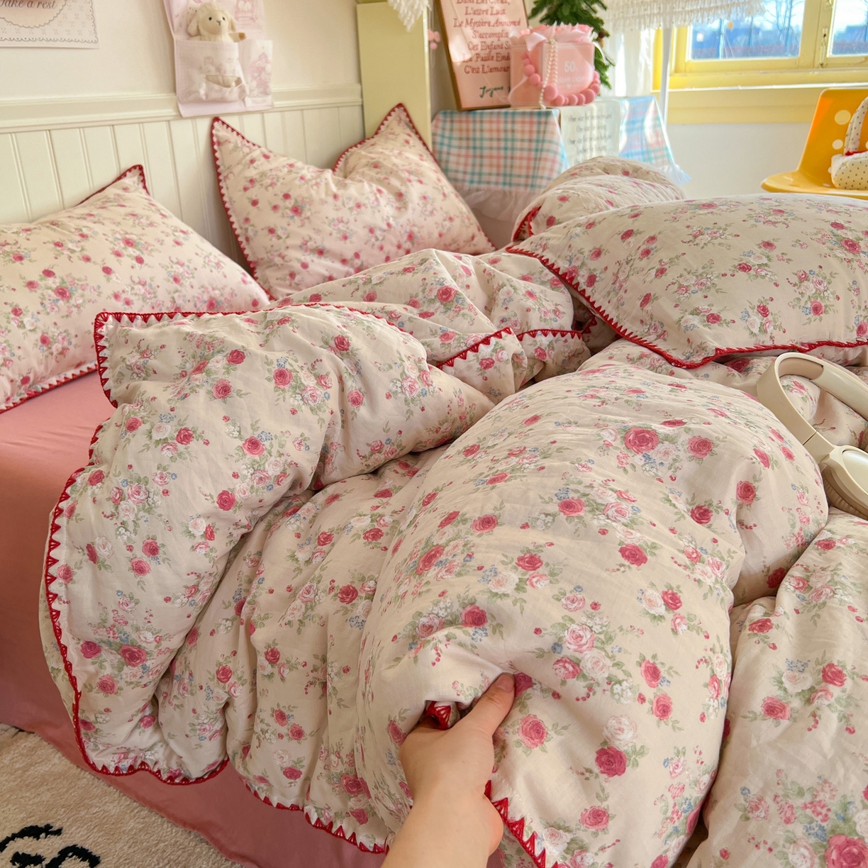 91家纺网 家纺一手货源 找家纺 金丝鸟家纺 2026新款全棉纯棉双层纱贝壳边款四件套 花田漫步 红