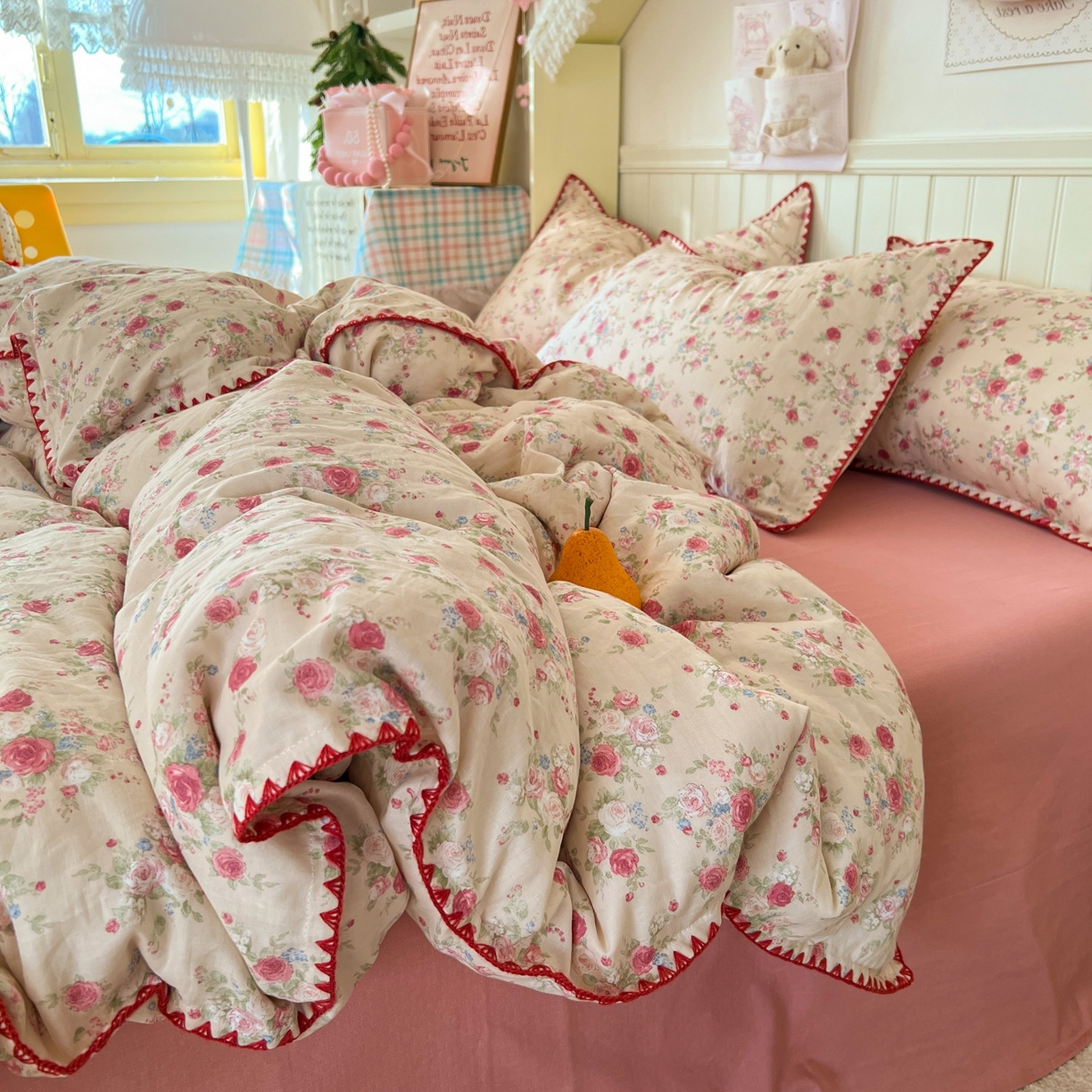 91家纺网 家纺一手货源 找家纺 金丝鸟家纺 2026新款全棉纯棉双层纱贝壳边款四件套 花田漫步 红