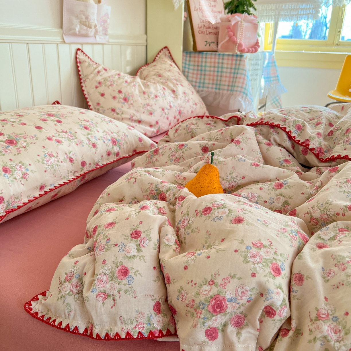 91家纺网 家纺一手货源 找家纺 金丝鸟家纺 2026新款全棉纯棉双层纱贝壳边款四件套 花田漫步 红