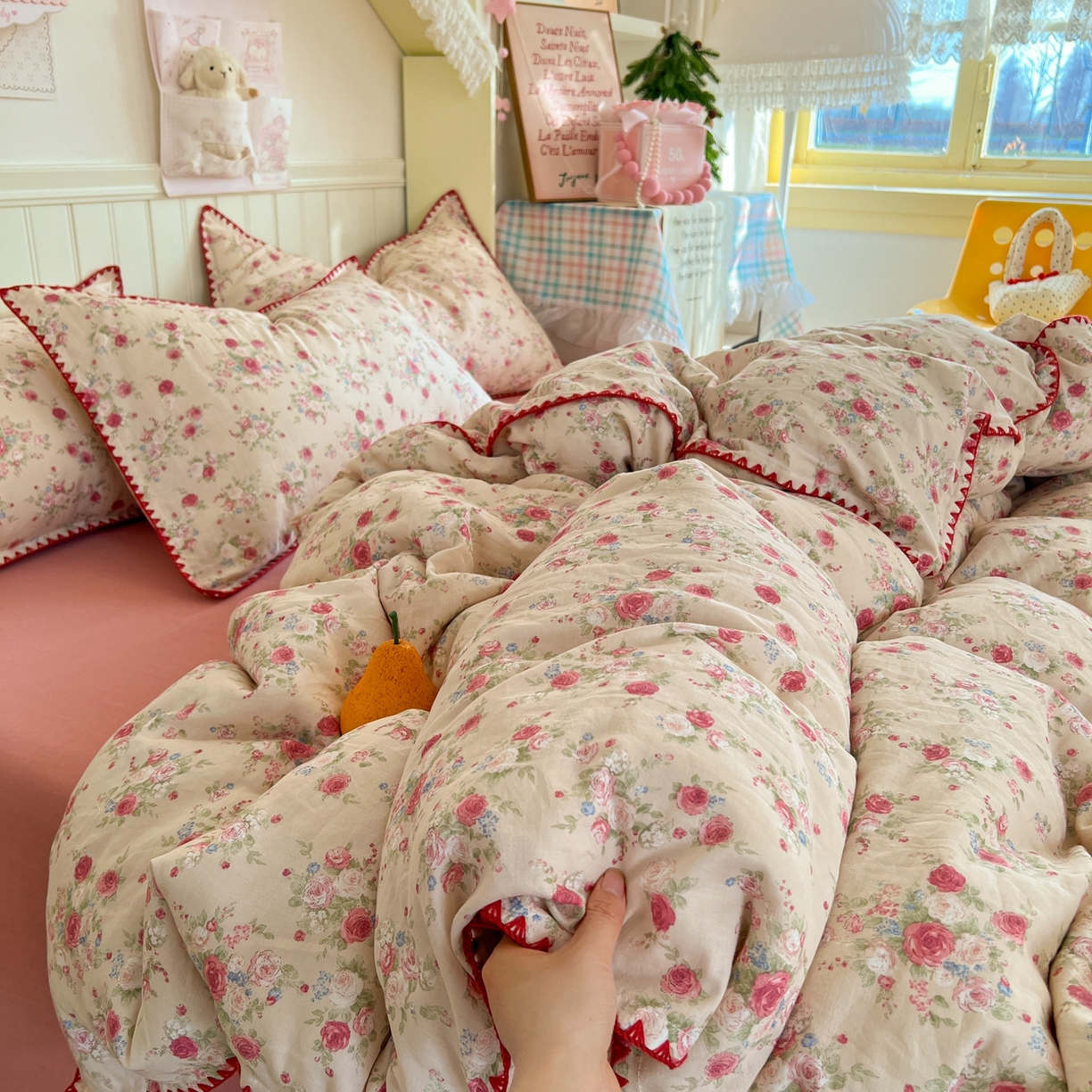 91家纺网 家纺一手货源 找家纺 金丝鸟家纺 2026新款全棉纯棉双层纱贝壳边款四件套 花田漫步 红