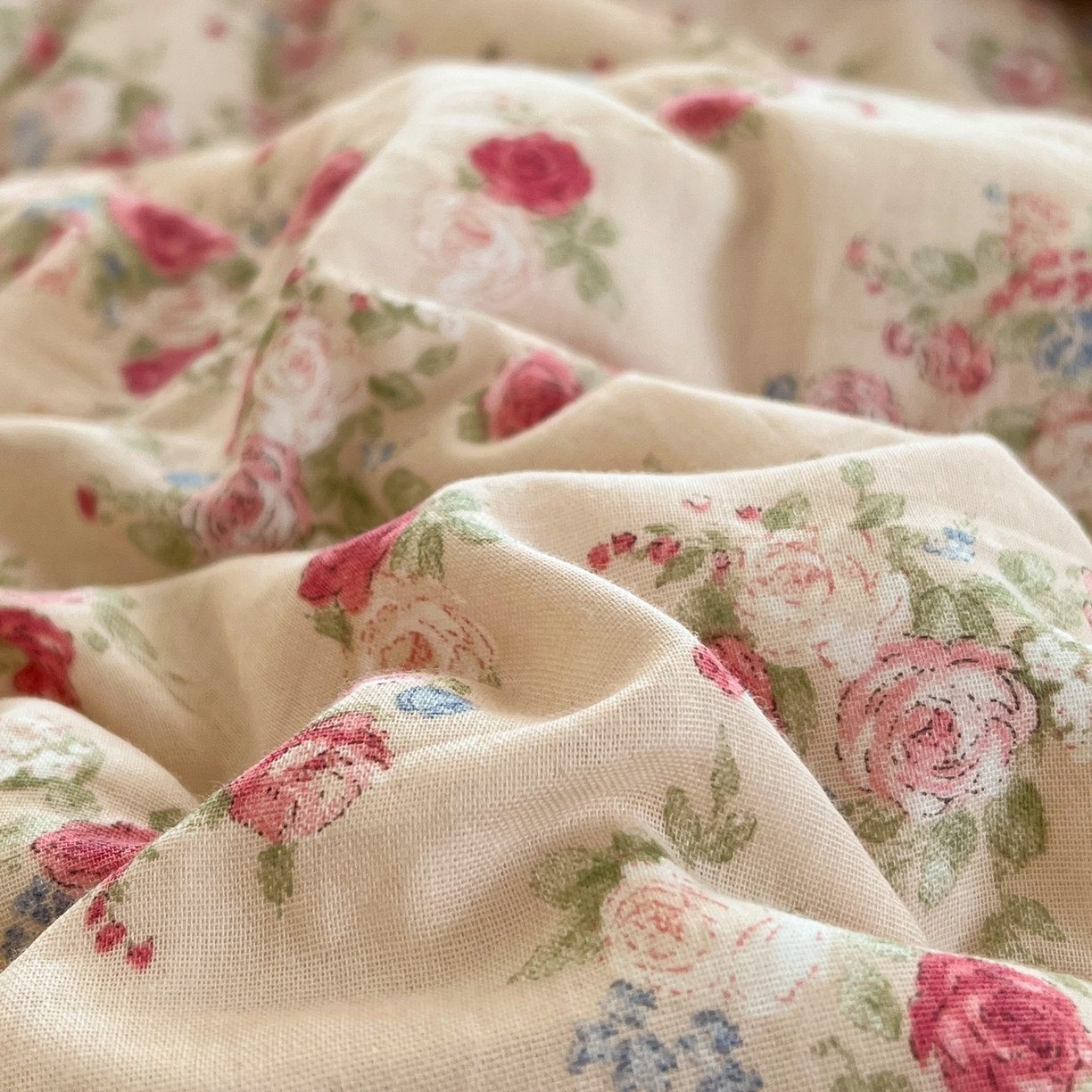 91家纺网 家纺一手货源 找家纺 金丝鸟家纺 2026新款全棉纯棉双层纱贝壳边款四件套 花田漫步 红