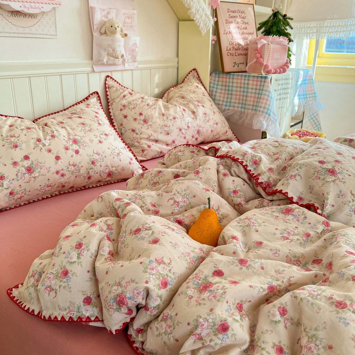 91家纺网 家纺一手货源 找家纺 金丝鸟家纺 2026新款全棉纯棉双层纱贝壳边款四件套 花田漫步 红