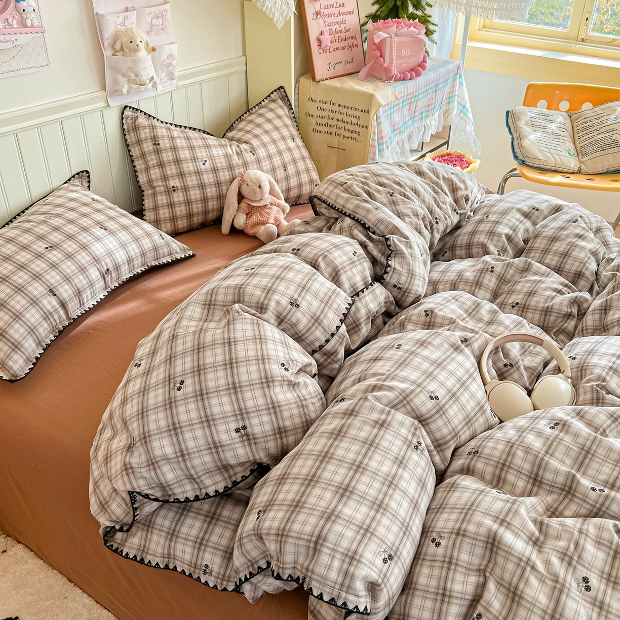 91家纺网 家纺一手货源 找家纺 金丝鸟家纺 2026新款全棉纯棉双层纱贝壳边款四件套 焦糖樱桃 灰