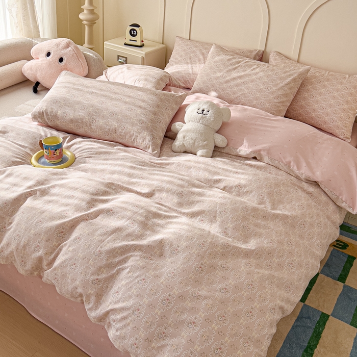 91家纺网 家纺一手货源 找家纺 金丝鸟家纺 2026新款全棉纯棉斜纹特价款四件套 浅茶春樱 粉