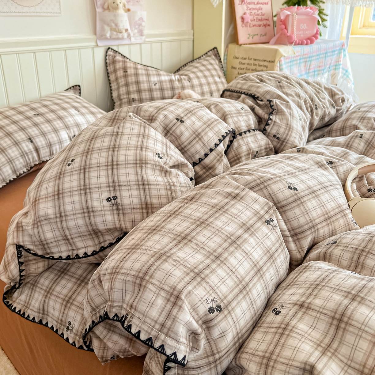 91家纺网 家纺一手货源 找家纺 金丝鸟家纺 2026新款全棉纯棉双层纱贝壳边款四件套 焦糖樱桃 灰