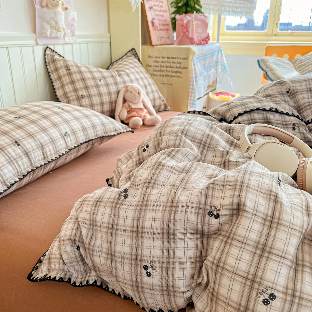 91家纺网 家纺一手货源 找家纺 金丝鸟家纺 2026新款全棉纯棉双层纱贝壳边款四件套 焦糖樱桃 灰