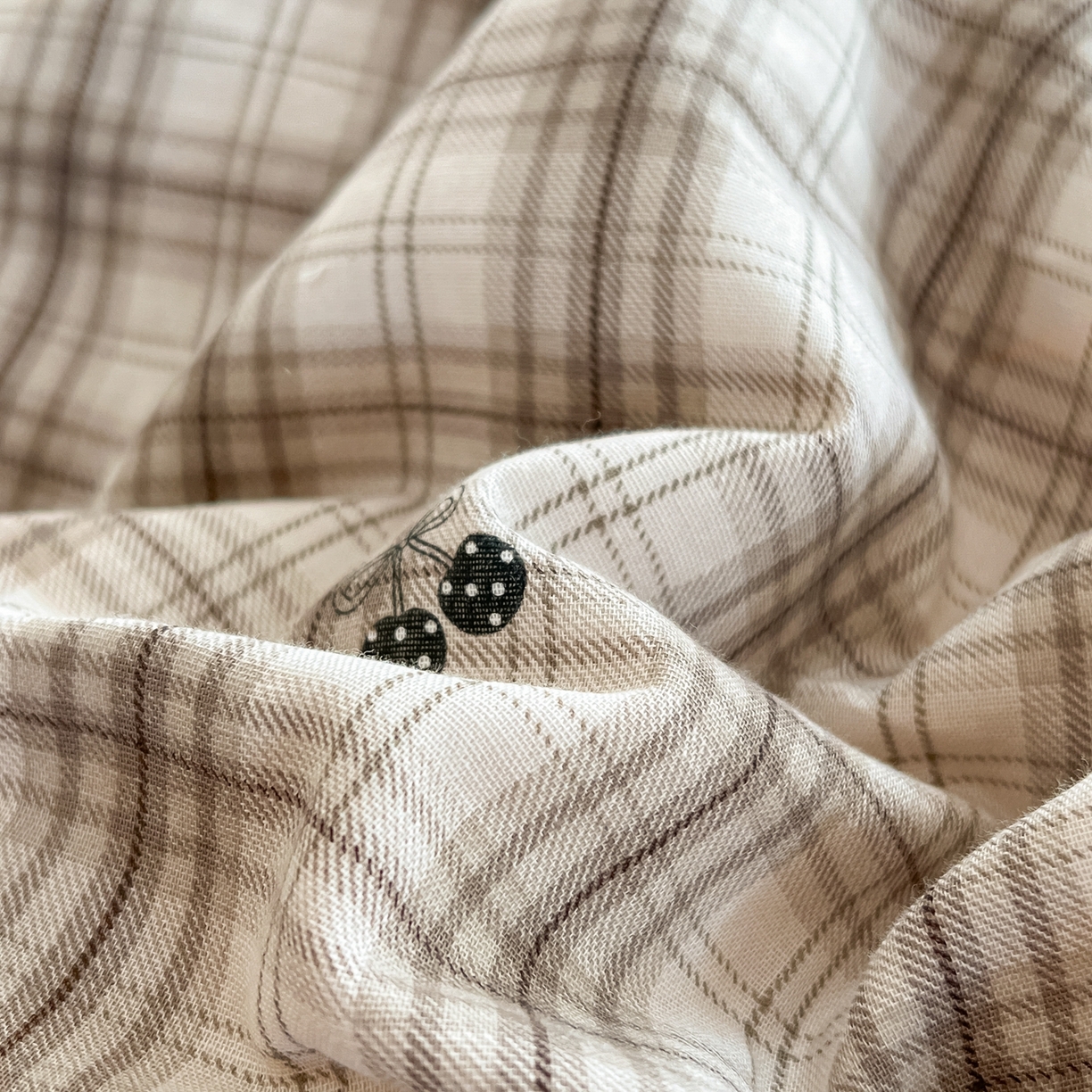 91家纺网 家纺一手货源 找家纺 金丝鸟家纺 2026新款全棉纯棉双层纱贝壳边款四件套 焦糖樱桃 灰