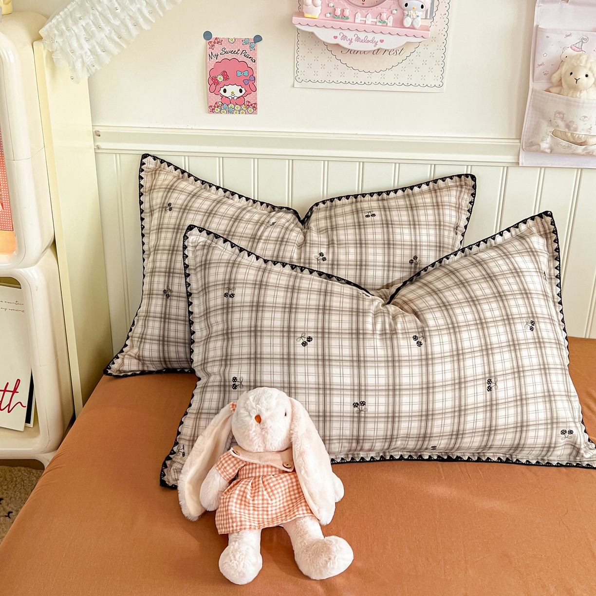 91家纺网 家纺一手货源 找家纺 金丝鸟家纺 2026新款全棉纯棉双层纱贝壳边款四件套 焦糖樱桃 灰