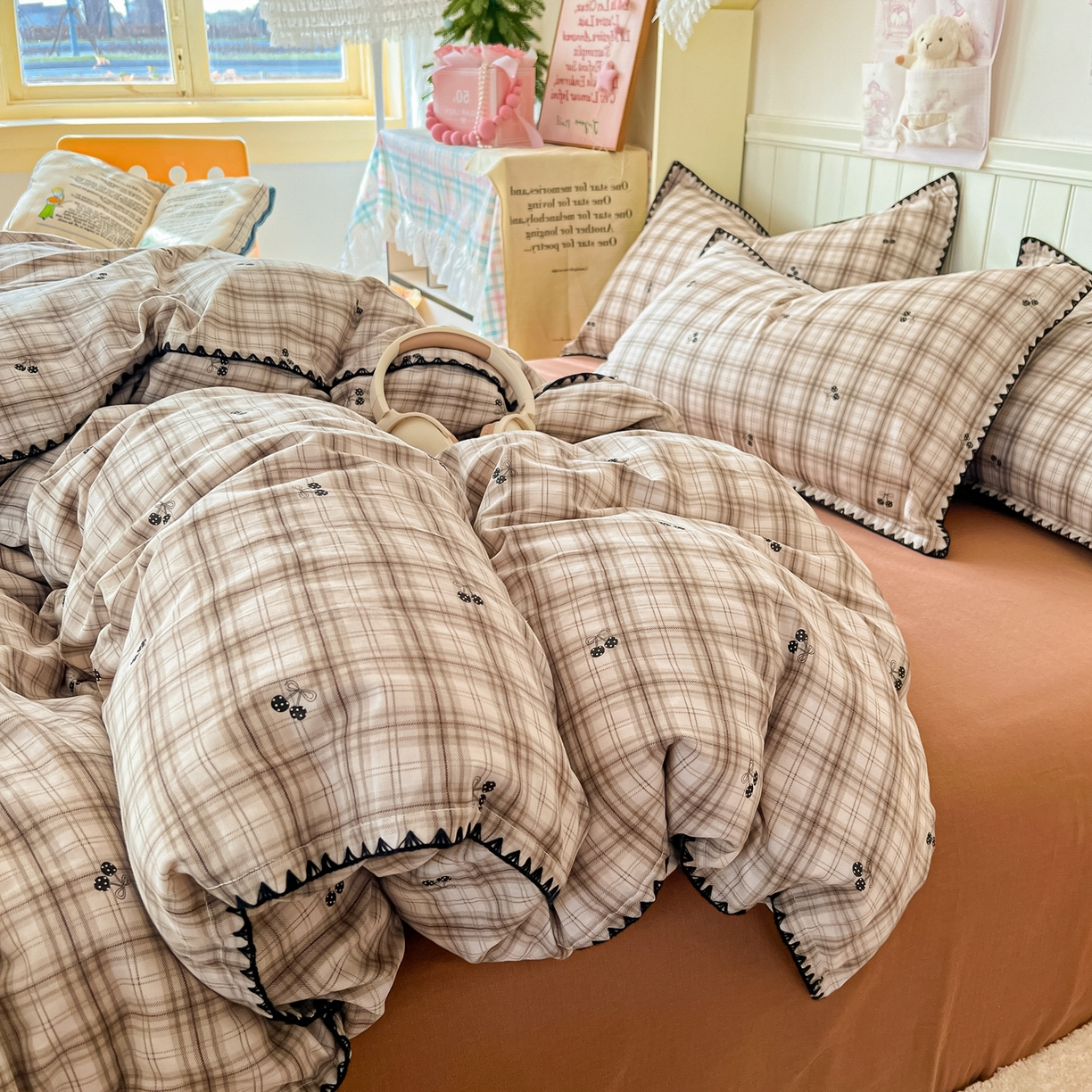 91家纺网 家纺一手货源 找家纺 金丝鸟家纺 2026新款全棉纯棉双层纱贝壳边款四件套 焦糖樱桃 灰