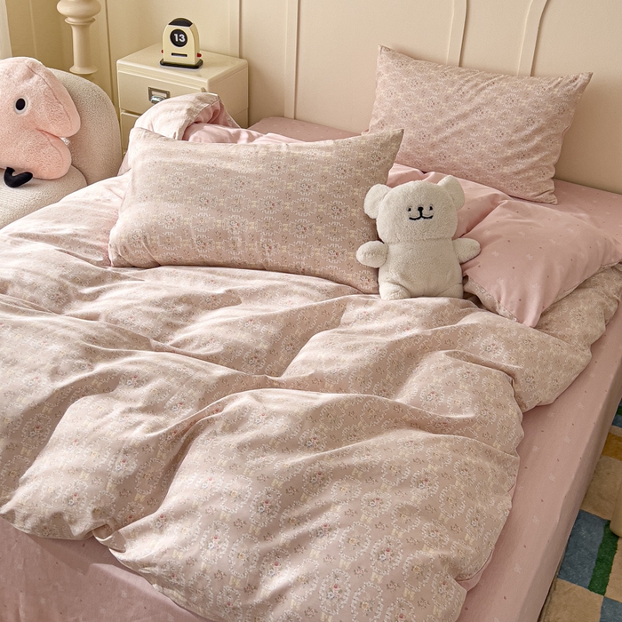 91家纺网 家纺一手货源 找家纺 金丝鸟家纺 2026新款全棉纯棉斜纹特价款四件套 浅茶春樱 粉