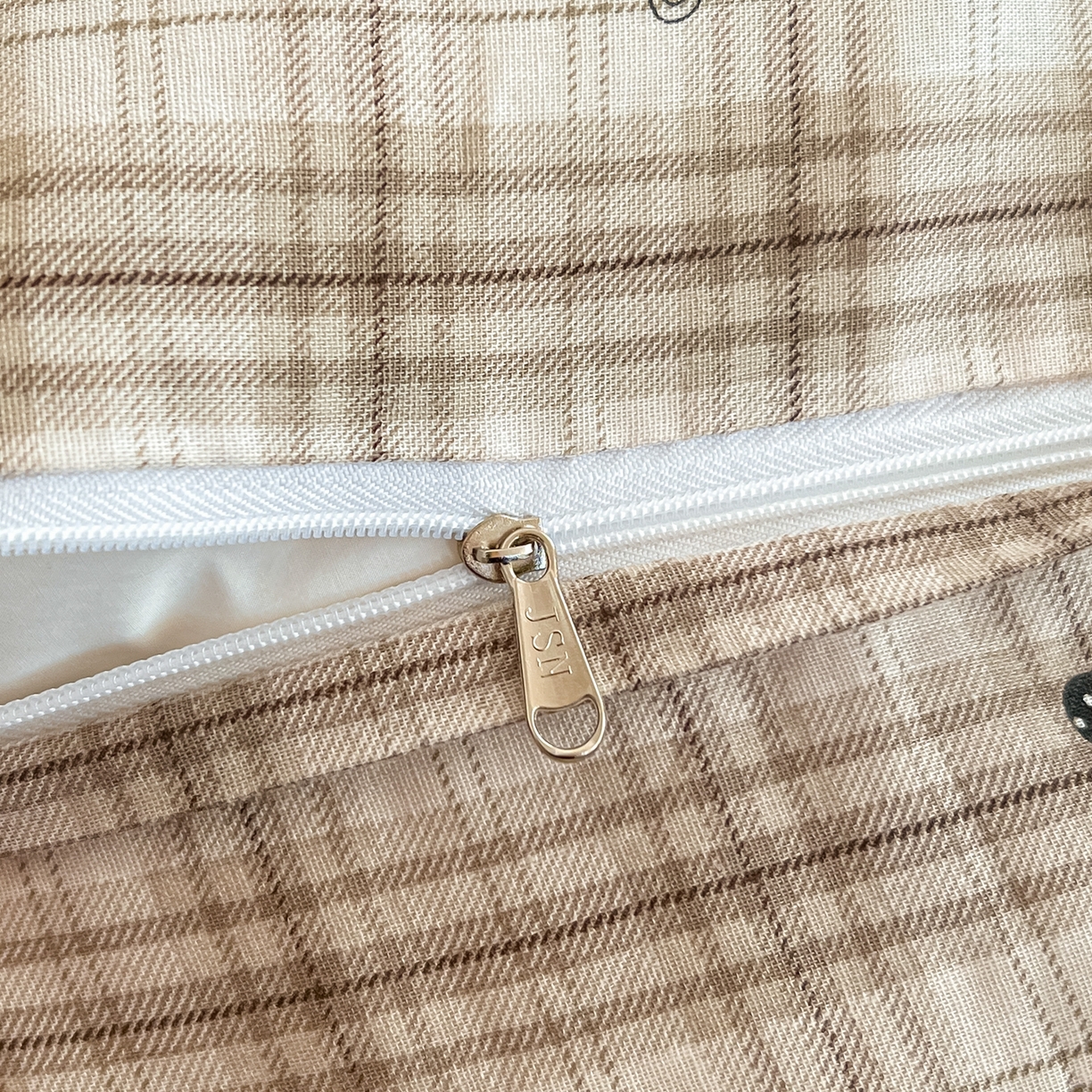 91家纺网 家纺一手货源 找家纺 金丝鸟家纺 2026新款全棉纯棉双层纱贝壳边款四件套 焦糖樱桃 灰