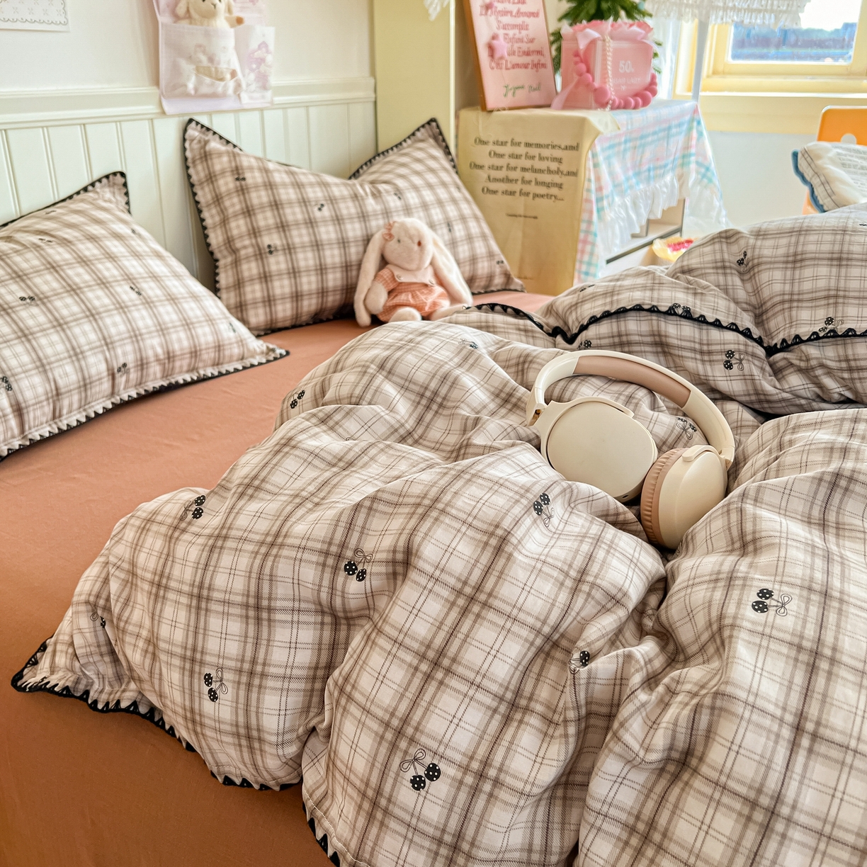 91家纺网 家纺一手货源 找家纺 金丝鸟家纺 2026新款全棉纯棉双层纱贝壳边款四件套 焦糖樱桃 灰