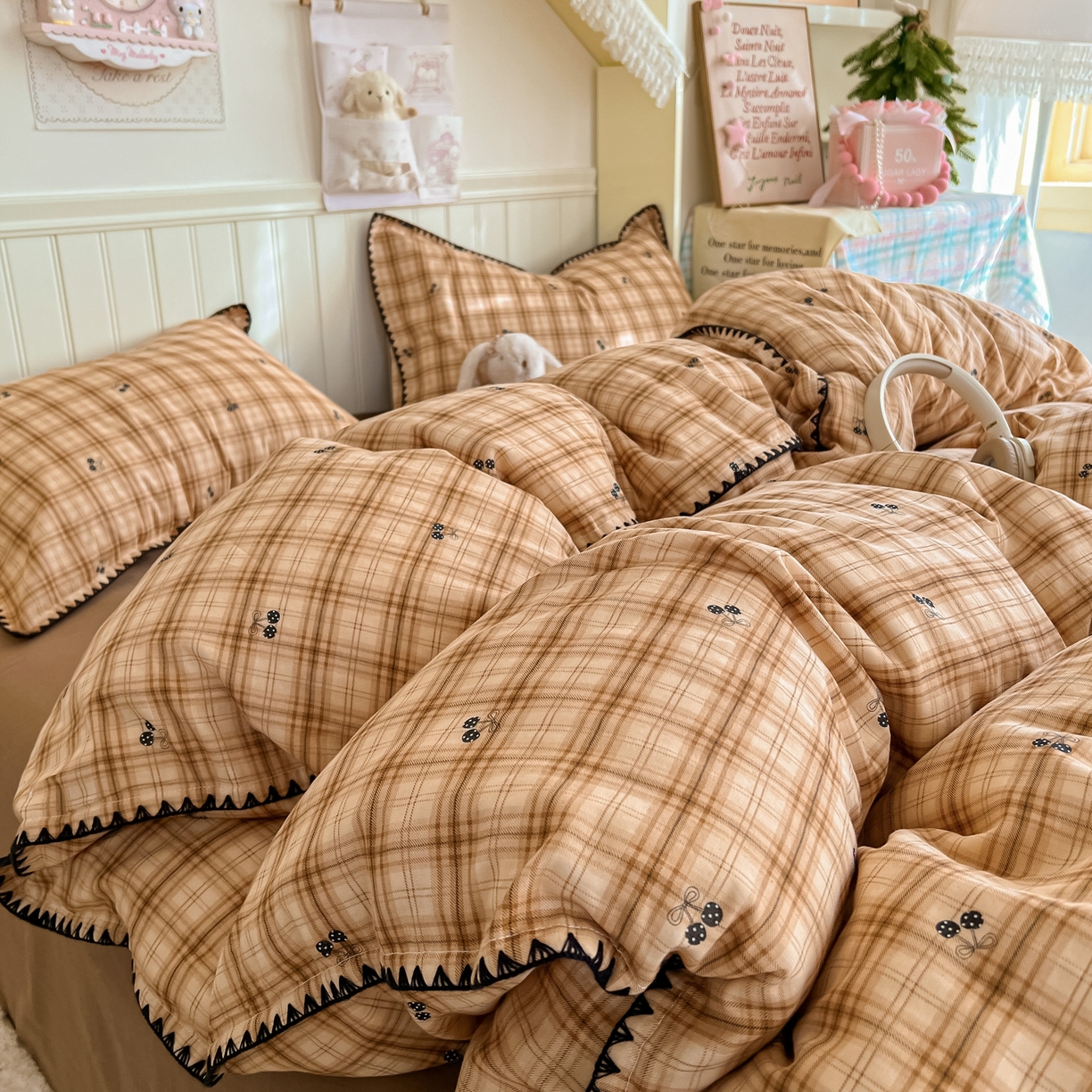 91家纺网 家纺一手货源 找家纺 金丝鸟家纺 2026新款全棉纯棉双层纱贝壳边款四件套 焦糖樱桃 桔