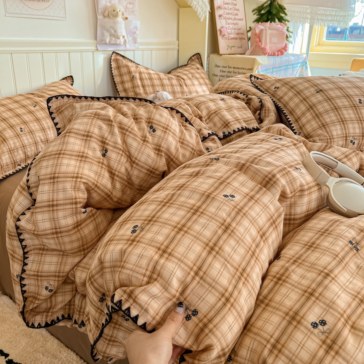 91家纺网 家纺一手货源 找家纺 金丝鸟家纺 2026新款全棉纯棉双层纱贝壳边款四件套 焦糖樱桃 桔