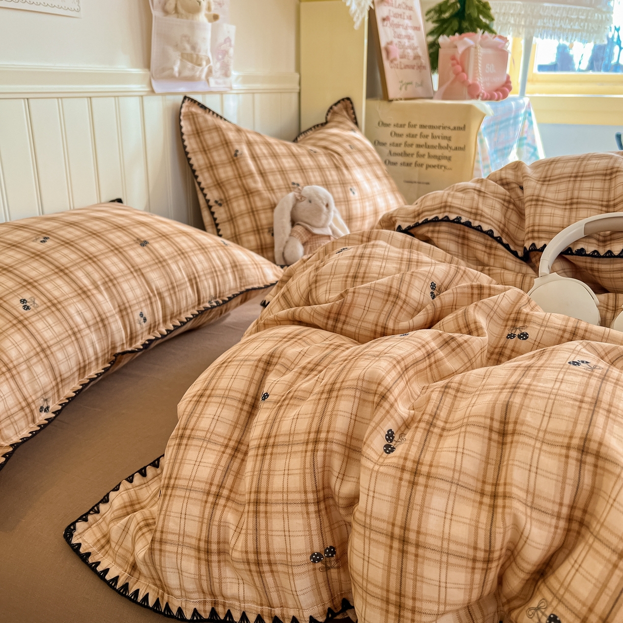 91家纺网 家纺一手货源 找家纺 金丝鸟家纺 2026新款全棉纯棉双层纱贝壳边款四件套 焦糖樱桃 桔