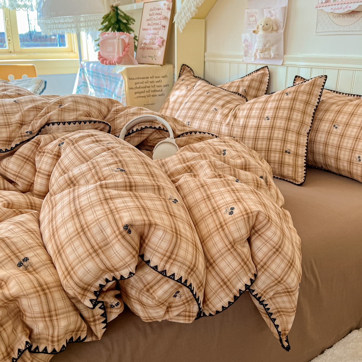 91家纺网 家纺一手货源 找家纺 金丝鸟家纺 2026新款全棉纯棉双层纱贝壳边款四件套 焦糖樱桃 桔