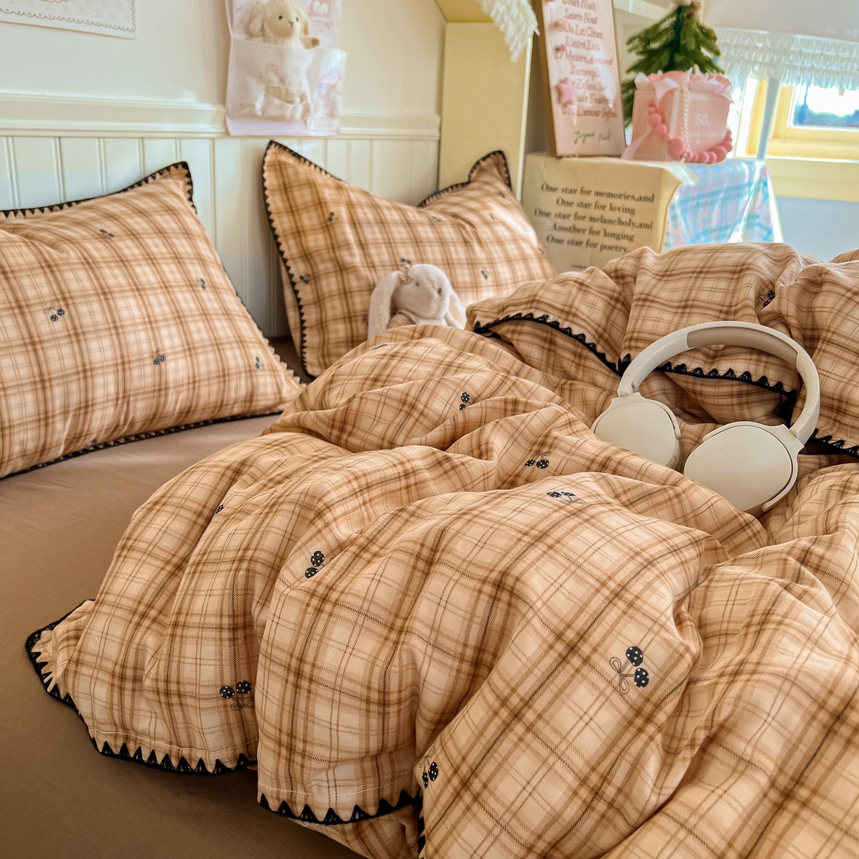 91家纺网 家纺一手货源 找家纺 金丝鸟家纺 2026新款全棉纯棉双层纱贝壳边款四件套 焦糖樱桃 桔