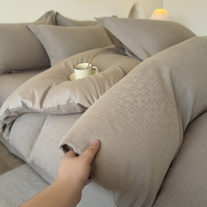 91家纺网 家纺一手货源 找家纺 宜家坊 2026新款全棉60S长绒棉立体厚织提花四件套及单品 石烁-金属灰